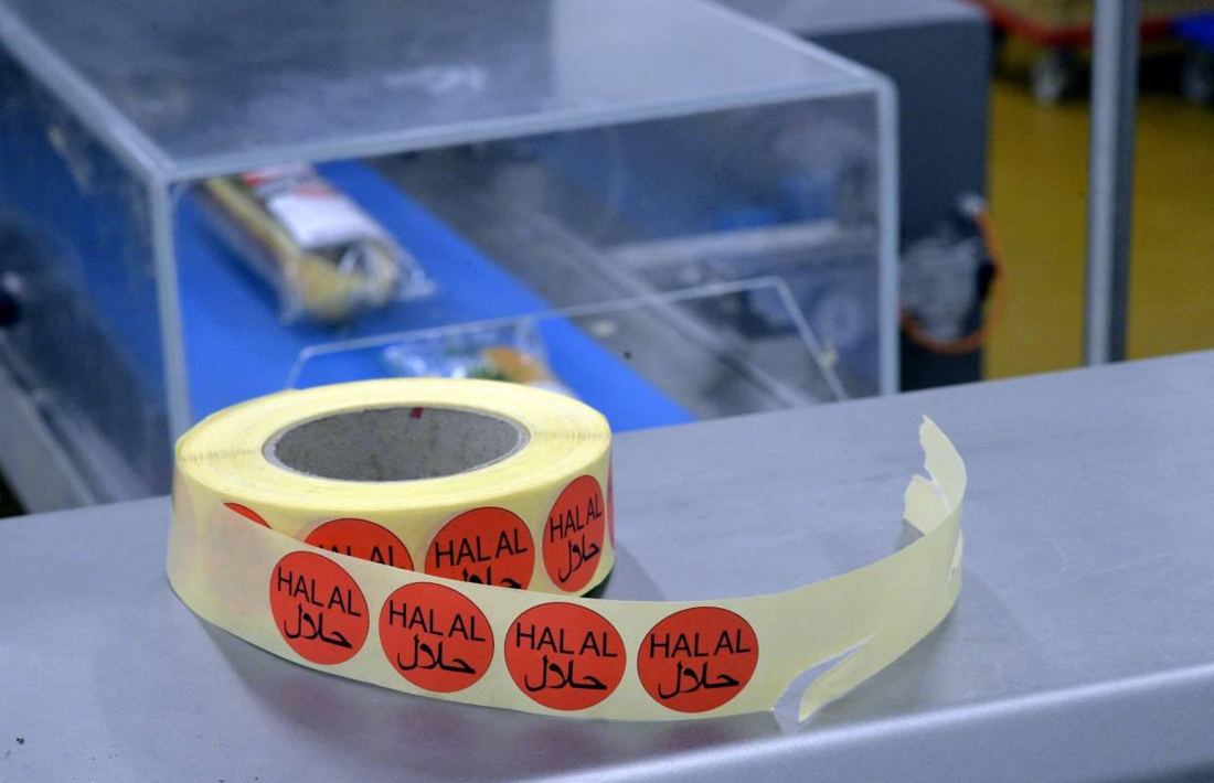Étiquettes halal sur une ligne de production