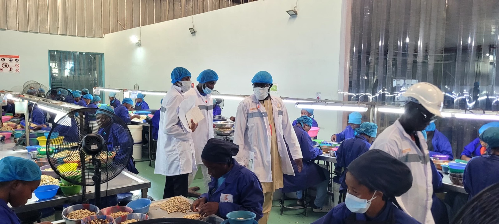 Inspection d’un atelier de production par les auditeurs de Halal Côte d’Ivoire